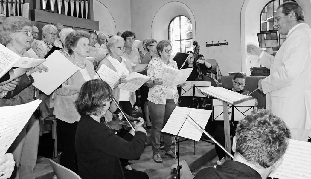 Musikalische Ehrerbietung durch Gesang und Musik unter der Leitung von André Vitek. Bild: wk
