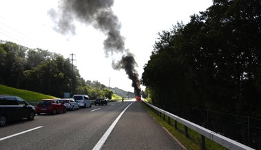 Lieferwagen geriet auf der Autobahn A1 in Brand: Normalspur musste für Löscharbeiten gesperrt werden