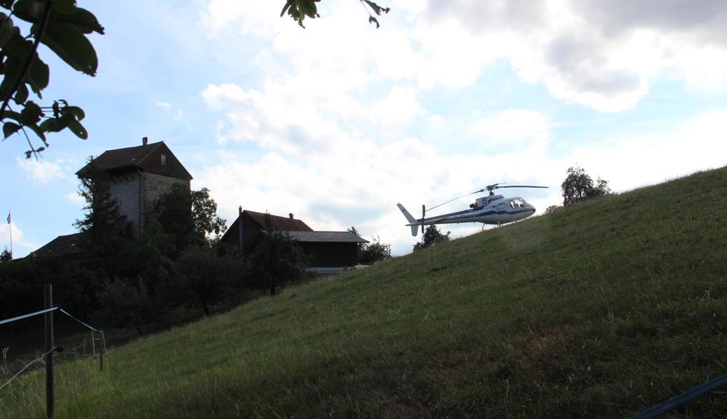 Es war recht nahe bei der Burg, wie sich aus der Nähe erkennen liess.