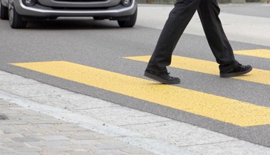 Neuer Fussgängerübergang an der Mitteldorfstrasse: Strassenverengung und bessere Beleuchtung