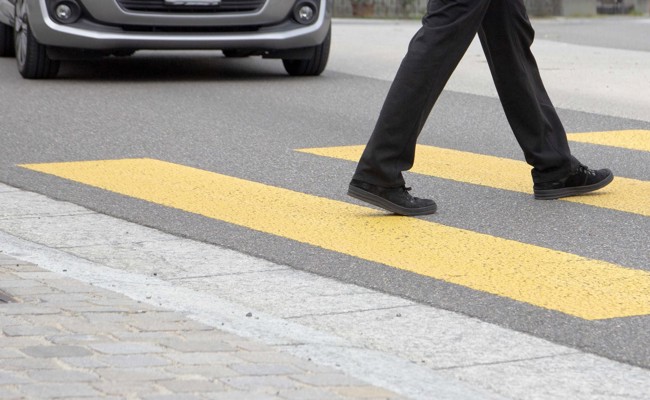 Neuer Fussgängerübergang an der Mitteldorfstrasse: Strassenverengung und bessere Beleuchtung