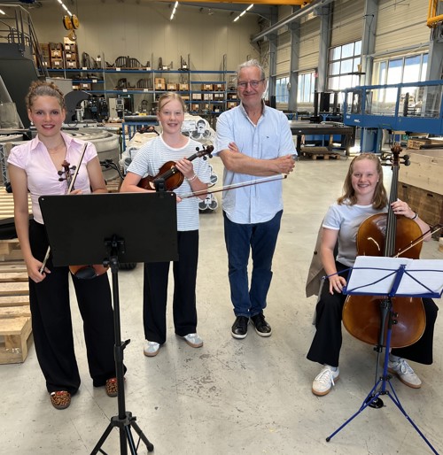 Für das abtretende Vorstands- und Gründungsmitglied Roger Wild gab es eine musikalische Darbietung von Saria, Lina und Annika Bartholet.