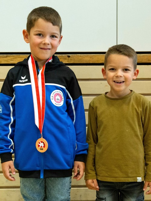 Luca Zuberbühler (links) holte Bronze – sein Bruder war sichtlich stolz. Luca Zuberbühler (links) holte Bronze – sein Bruder war sichtlich stolz.