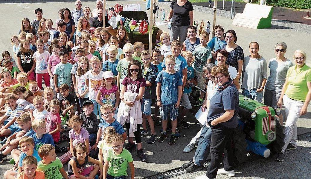 Edith Ritter (auf dem Wagen stehend) inmitten «ihrer» Schüler. Ab nächster Woche kann sie es etwas gemütlicher nehmen. 