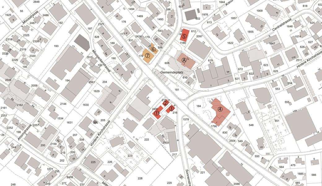 Im Umkreis des Gemeindehauses (A) besitzt die Gemeinde vier Häuser (Rot – Nr. 1, 2, 3 und 5). Im Haus Nr. 1 befindet sich derzeit der Schülerhort. Zudem gehören der Gemeinde drei Ladenlokale im Stockwerkeigentum (schraffierte Fläche/Nr. 4). Die Kessler-Liegenschaft (Nr. 6) und der «Freihof» (Nr. 7) gehören je zur Hälfte der politischen Gemeinde und der Ortsgemeinde. 