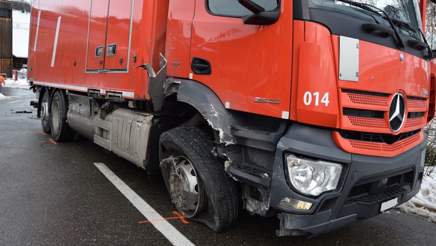 Autofahrer verletzt sich bei Unfall mit einem Lastwagen Autofahrer verletzt sich bei Unfall mit einem Lastwagen