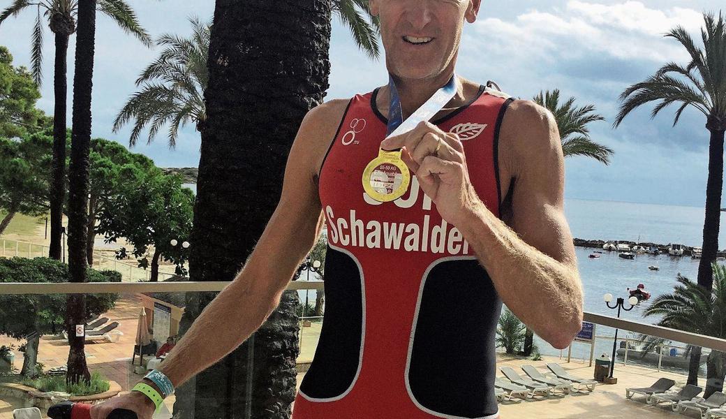 Stolz präsentiert Alexander Schawalder seine Goldmedaille. 