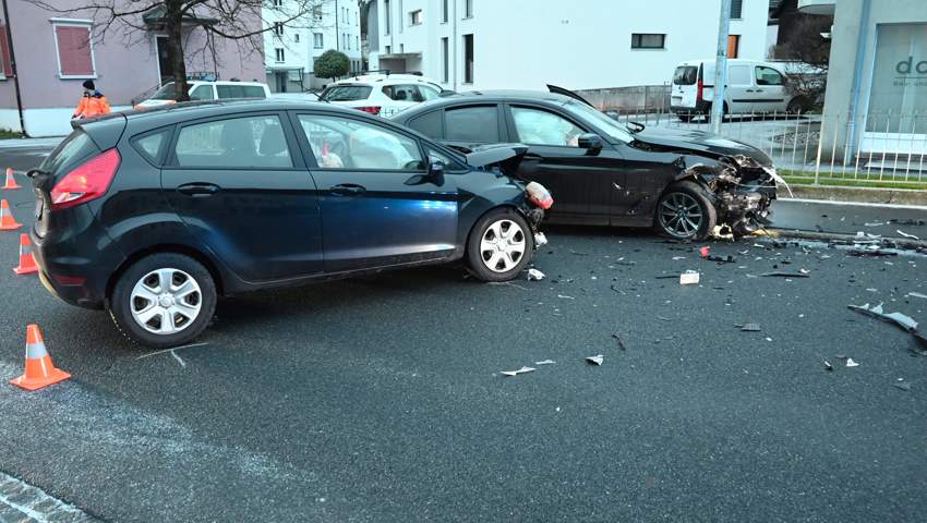 Bei einem Unfall in der Morgendämmerung entstand hoher Sachschaden