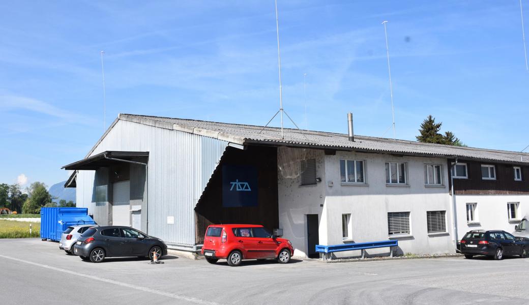 Die Halle oben auf dem Bild an der Werkstrasse 16 will die Fahrmaadhof AG abreissen und ein Gemüsezentrum erstellen. 