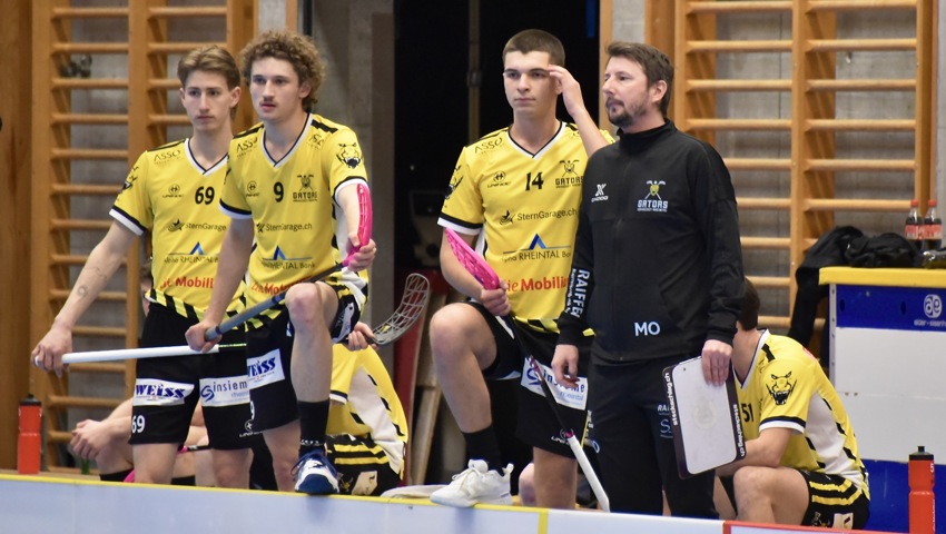 Trainer Martin Ostransky mit den Erstlinien-Stürmern Mario Ozimy, Lasse Paus und Tim Blaser (von rechts).