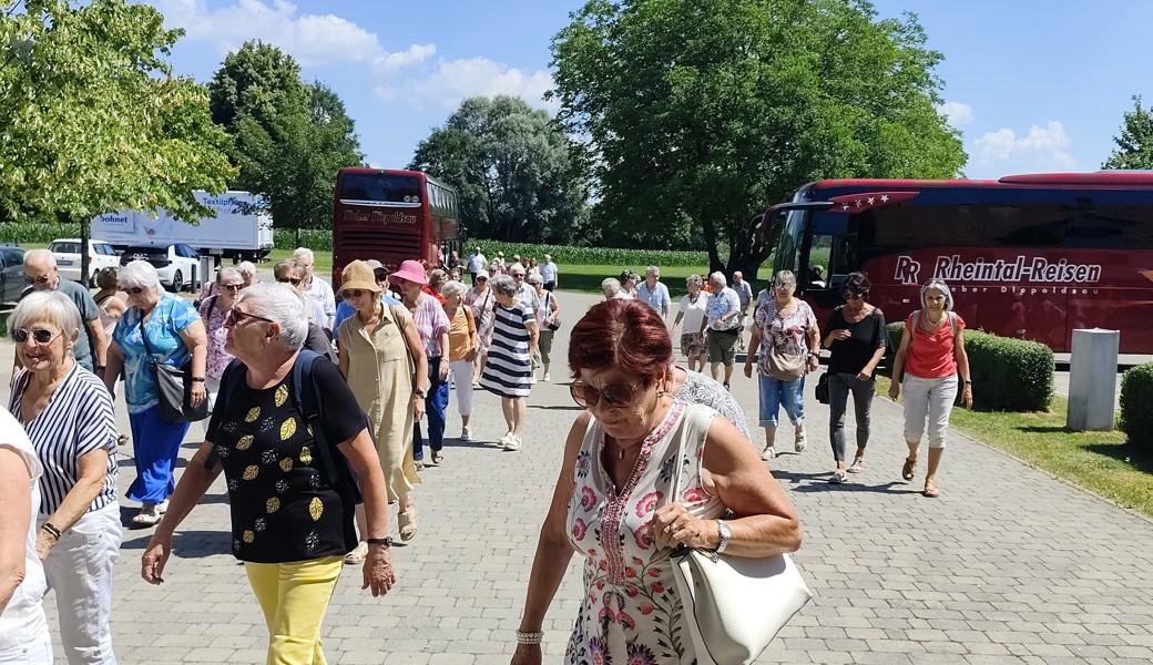 Die 160köpfige Gruppe geht zum Essen ins Hofgut Farni, Allgäu