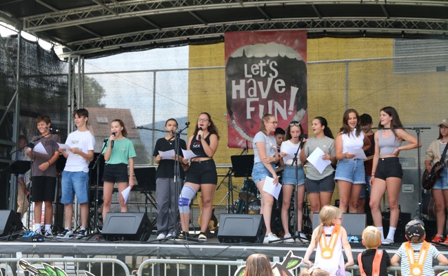 Am Mikrofon werden sie zu Stars - Jugendliche haben ihr eigenes Open Air an der Schule