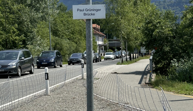 Gedenk-Hinweis eingezäunt - waren wieder Vandalen am Werk?