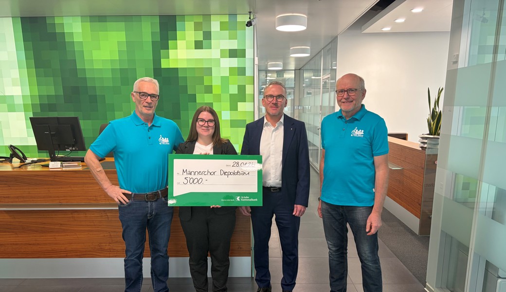 v.l.: Marcus Camenisch (Präsident, Männerchor Diepoldsau-Schmitter), Marie-Anne Kuster (Fachspezialistin Privatkunden, SGKB Diepoldsau), Philipp Kuster (Leiter Niederlassung, SGKB Diepoldsau), Fredi Kuster (Aktuar, Männerchor Diepoldsau, Schmitter)