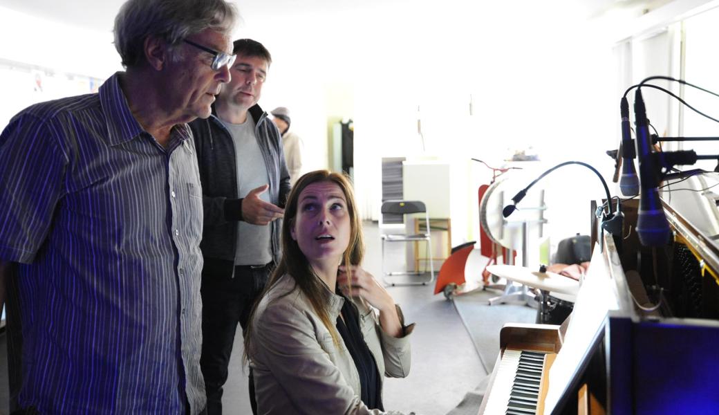 Regisseur Willy Hutter, der musikalische Leiter René Reiter und Pianistin Isabella Pincsek besprechen eine Änderung.