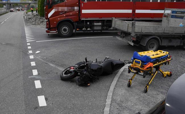 Lieferwagen und Motorrad stossen zusammen