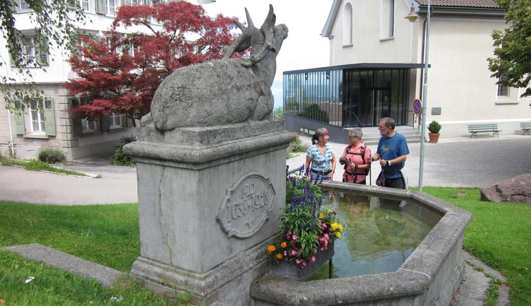 Ein stolzes Wasser-Wahrzeichen ist der schöne Brunnen auf dem Walzenhauser Kirchplatz.