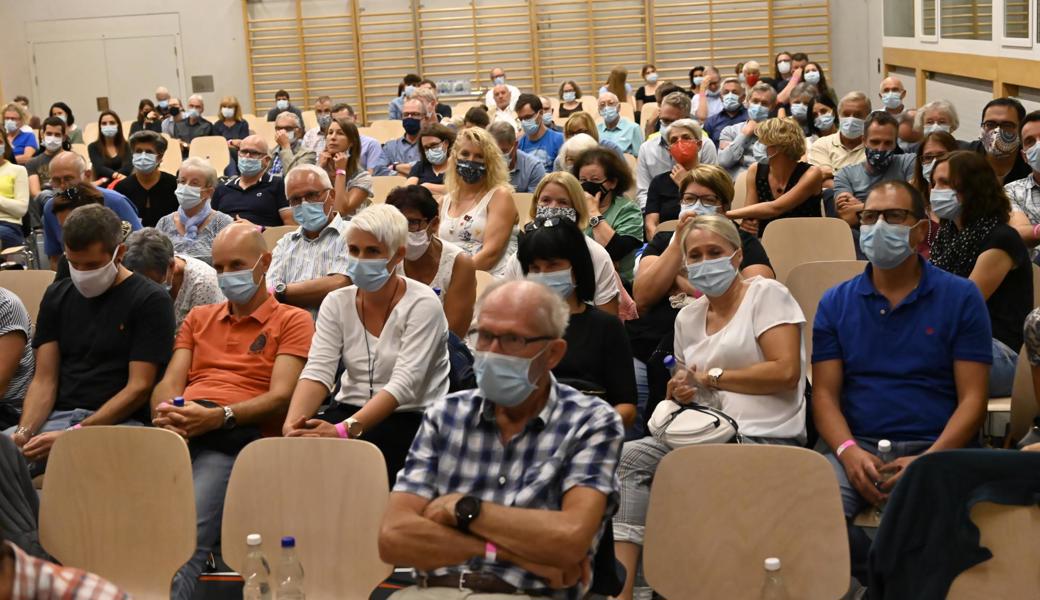Um die 200 Interessierte kamen ans Wahlpodium - trotz Maskenpflicht.