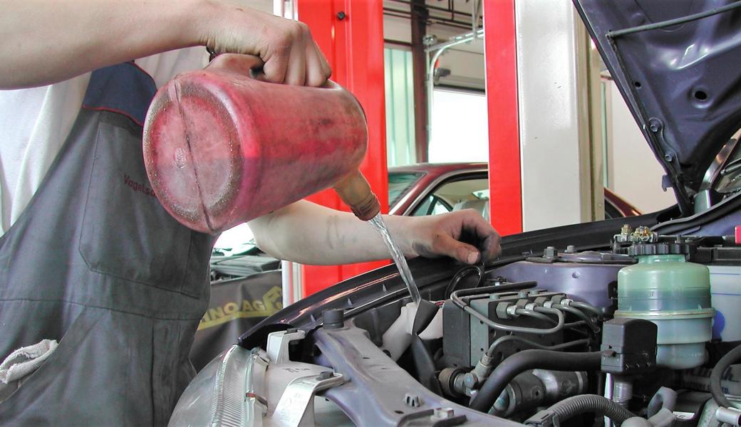 Die Arbeit des Automobil-Mechatronikers wird sich in Zukunft stark verändern, Scheibenwischerwasser wird es aber wohl immer brauchen, unabhängig davon, wie die Fahrzeuge betrieben werden. 