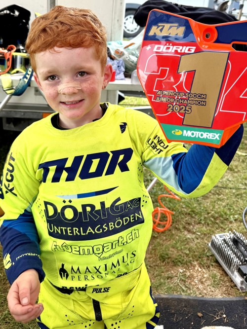 Lewis Dörig mit der Trophäe für den Sieg in der Gesamtwertung. Lewis Dörig mit der Trophäe für den Sieg in der Gesamtwertung.