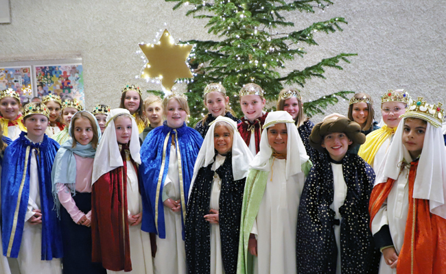 Sternsingerinnen und Sternsinger trugen die frohe Weihnachtsbotschaft ins Dorf
