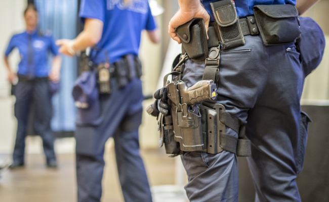Bewaffneter Mann überfällt Bank in Dornbirn - Die Polizei erwischt den Verdächtigen in der Schweiz