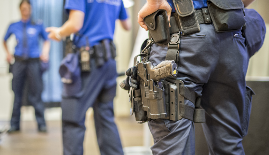 Bewaffneter Mann überfällt Bank in Dornbirn - Die Polizei erwischt ihn in der Schweiz