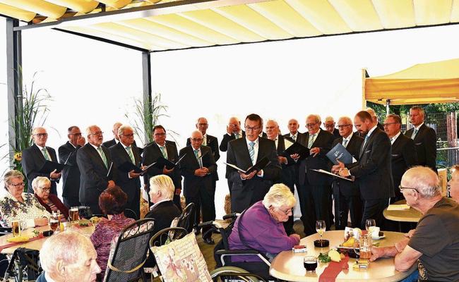 Gemütliches Beisammensein am Herbstfest im Fahr