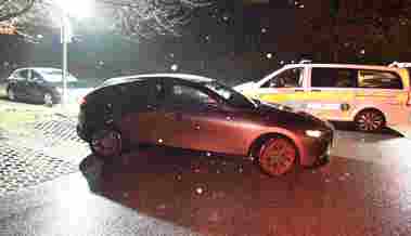 47-Jährige kollidiert beim Rückwärtsparkieren mit Strassenlampe und flüchtet