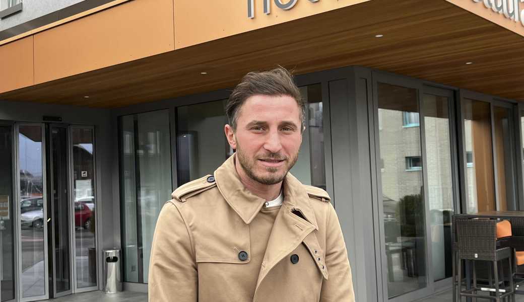 Das 23. Gebot bekam den Zuschlag. Es stammte vom Diepoldsauer Hakan Özcan, der das ersteigerte Einfamilienhaus mit seiner Frau und den drei Kindern bewohnen wird. Das Bild zeigt ihn direkt nach der Versteigerung im Hotel Buchserhof.