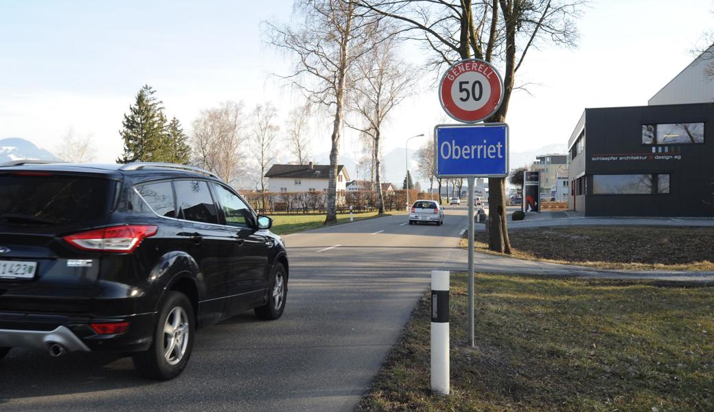 Fuss weg vom Gaspedal: Bislang durfte man hier, nach der langen 80er-Strecke durchs Riet, noch gut 400 Meter mit 60 km/h fahren. Seit letzter Woche gilt bereits vor der ersten Gewerbeliegenschaft Tempo 50.