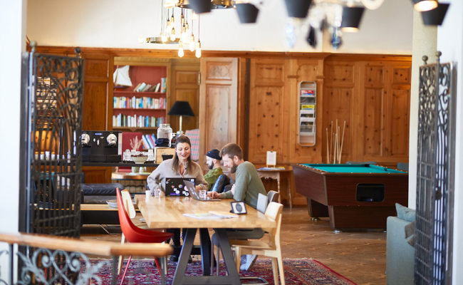 Hitze treibt Unterländer in Kurhaus von Rebsteiner Hoteldirektor