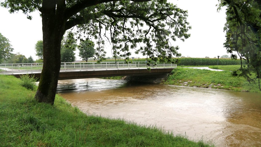 Der starke Regen setzt Felder unter Wasser und lässt Flüsse anschwellen Der starke Regen setzt Felder unter Wasser und lässt Flüsse anschwellen