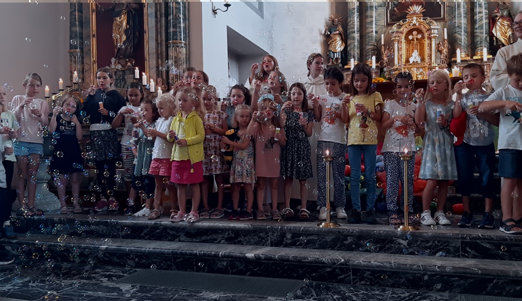 Seifenblasen schweben beim SE-Familiengottesdienst durch die Kirche