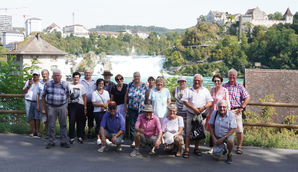 Eine glückliche und äusserst zufriedene Reisegruppe am Rheinfall