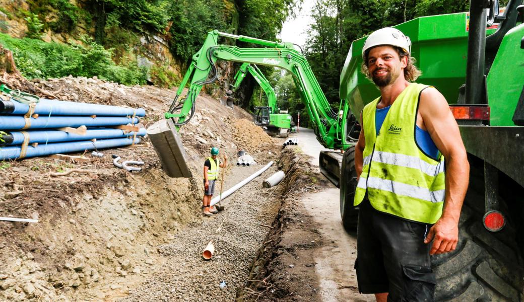 Polier Philipp Metzler vor dem Bereich der Buechbergstrasse in Thal, in dem in diesen Tagen neue Werkleitungen verlegt werden. 