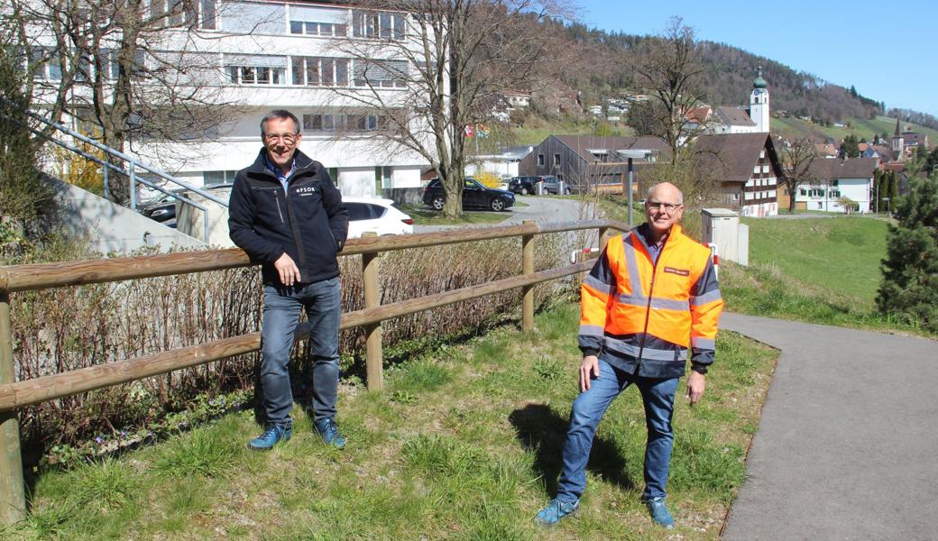 Die beiden Chefs der Regionalen Führungsstäbe im Rheintal wahren vorbildlich den nötigen Abstand: Markus Bänziger (rechts), der den Regionalen Führungsstab Unteres Rheintal leitet, und sein Oberrheintaler Amtskollege Bruno Schmid. Im Hintergrund ist das Balgacher Verahus zu sehen. Der Eingang zum hier bestehenden Kommandoposten befindet sich unmittelbar hinter Bruno Schmid. 