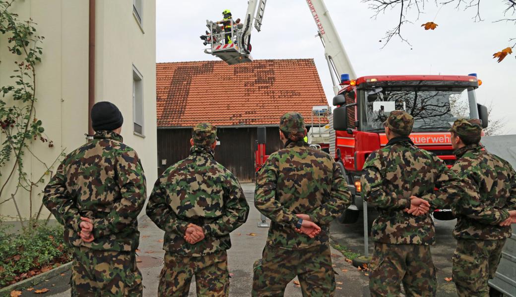 Beim Einsatz des Hubretters überliess das Militär die Regie der Feuerwehr St.Margrethen und befolgte deren Anweisungen.