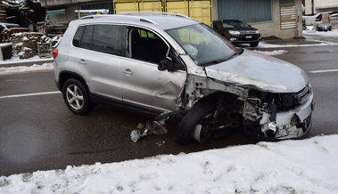 Autofahrer verletzt sich bei Unfall mit einem Lastwagen