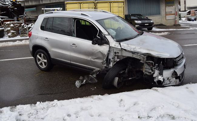 Autofahrer verletzt sich bei Unfall mit einem Lastwagen