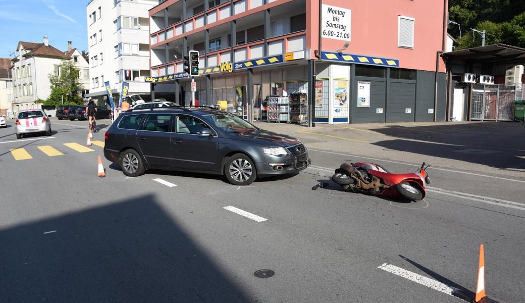 Der Rollerfahrer verletzte sich bei der Kollision.