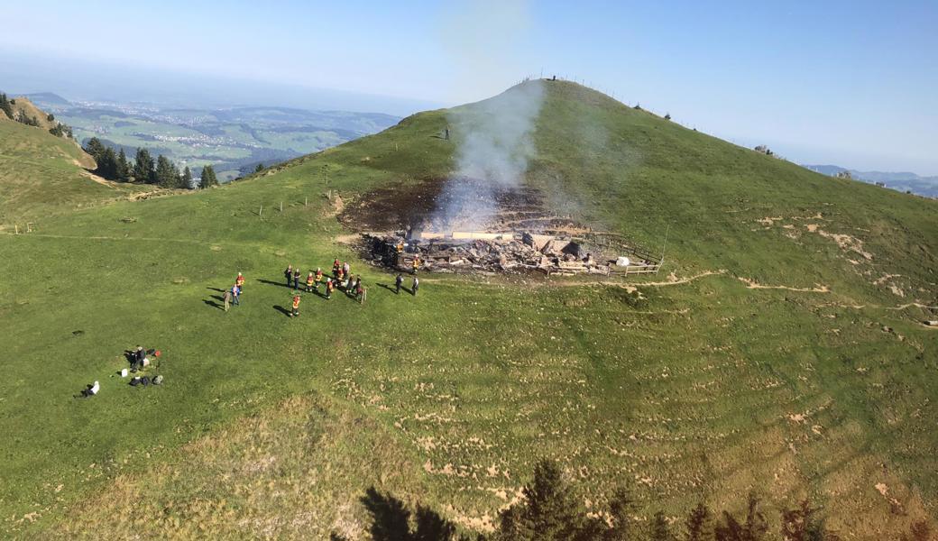 Von der ehemaligen Alphütte mit Stall auf der oberen Petersalp ist nach dem Feuer nicht mehr viel stehen geblieben.  