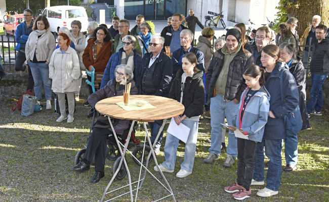 An der Vernissage der «Maiblüten» standen die Gäste im Dialog mit Bäumen und untereinander
