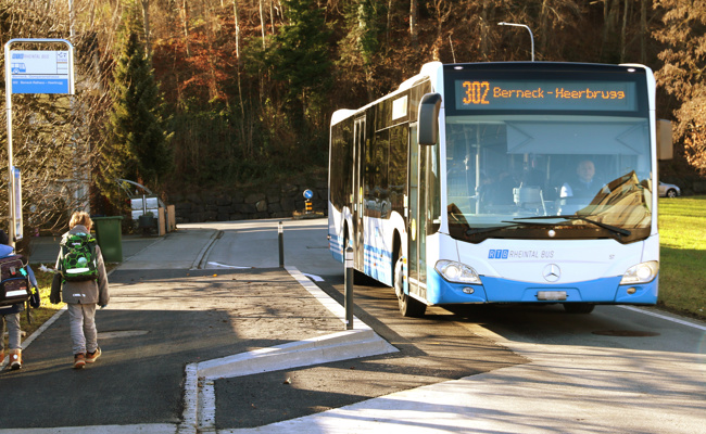 Neue Bushaltestelle bremst den Verkehr - Autos müssen warten