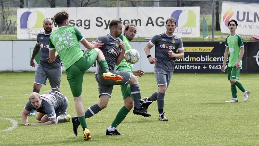 Heiden-Captain Loris Ulmann (in Grau, Mitte) im Infight mit den Rebsteinern Raphael Ulmann und Gianluca Lira (Nr. 20). Später musste er das Feld nach einer Schrecksekunde verlassen..