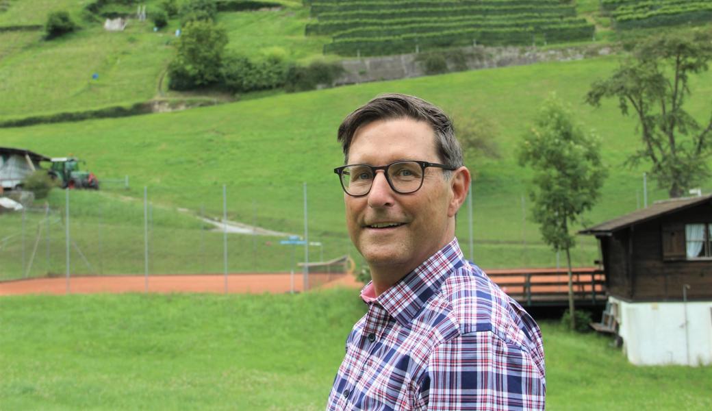 Rico Kellenberger an einem Ort, der ihm viel bedeutet: Auf dem abgelegenen roten Platz unterhalb eines Rebhangs spielt er regelmässig mit Kollegen Tennis. Rico Kellenberger an einem Ort, der ihm viel bedeutet: Auf dem abgelegenen roten Platz unterhalb eines Rebhangs spielt er regelmässig mit Kollegen Tennis.