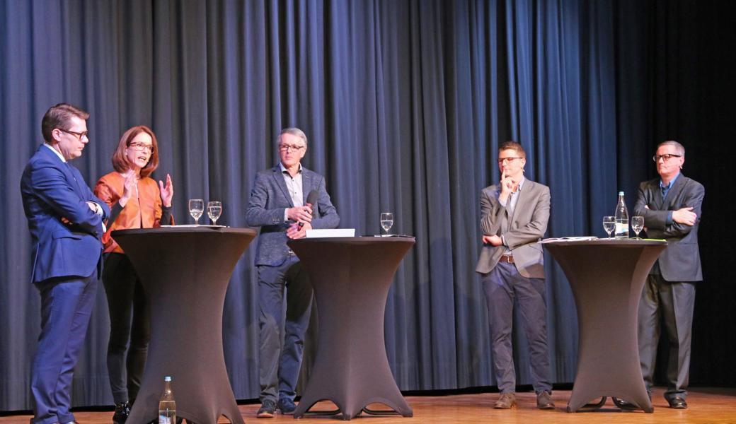 Der Wahlkampf als Wettbewerb um Profil und Kompetenzen: Benedikt Würth, Regierungsrat CVP (von links), Susanne Vincenz-Stauffacher, FDP, Moderator Gert Bruderer, Mike Egger, SVP, und Patrick Ziltener, Grüne, legten an der Podiumsdiskussion ihre politische Haltung zu verschiedenen Themen dar.