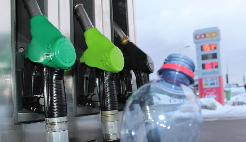 Für seine beiden Brandsätze holte sich der Täter Restbenzin bei der Heerbrugger Coop-Tankstelle sowie in unmittelbarer Nähe bei einer weiteren Tankstelle. 