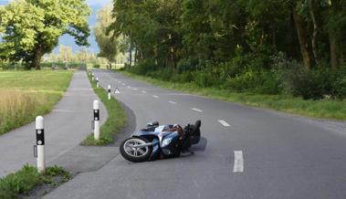 Verbremst und in ein Auto gerutscht
