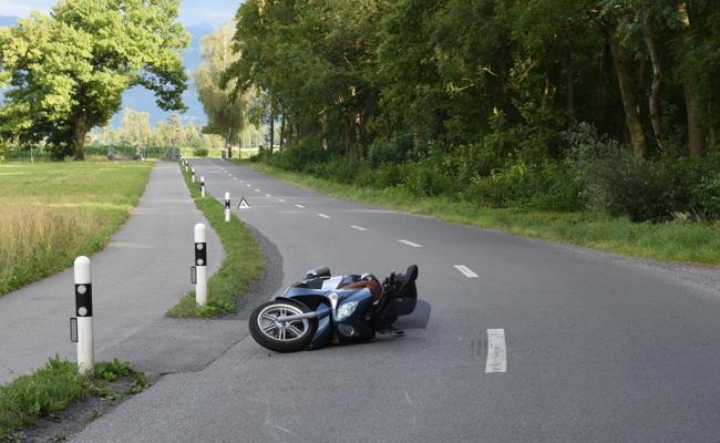 Verbremst und in ein Auto gerutscht